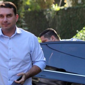 Flávio Bolsonaro empregou mãe e mulher de chefe do Escritório do Crime em seu&nbsp;gabinete