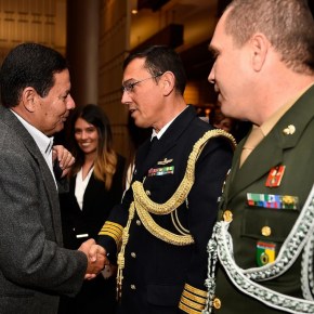 Mourão lambe as botas de Trump, diz que Governo da Venezuela é “baseado no terrorismo” e pede mais sanções contra o povo&nbsp;venezuelano