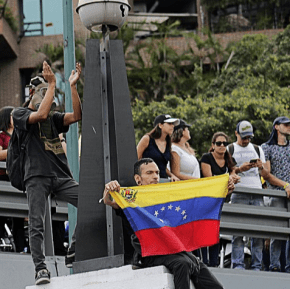 Jornalista estadunidense denuncia mentiras criadas pela imprensa para atacar a&nbsp;Venezuela