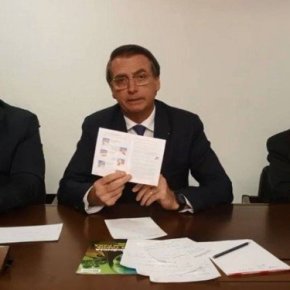 Bolsonaro manda pais rasgarem páginas sobre educação sexual de Caderneta de Saúde da&nbsp;Adolescente