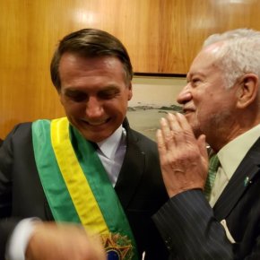 Alexandre Garcia diz que “pela primeira vez” esta com medo das serpentes que mordem&nbsp;calcanhares