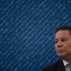 Nos EUA Bolsonaro disse”Imigrantes não tem boas intenções”. Mourão diz “Estou com ele e não abro”, e apóia Construção do&nbsp;Muro