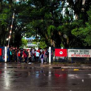 ABRIL VERMELHO: MST protesta contra desmonte da Reforma Agrária em Porto Alegre (Assista os&nbsp;vídeos)