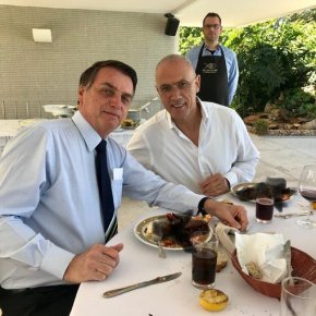 Bolsonaro e embaixador judeu mandam borrar pratos de lagostas em foto de&nbsp;almoço