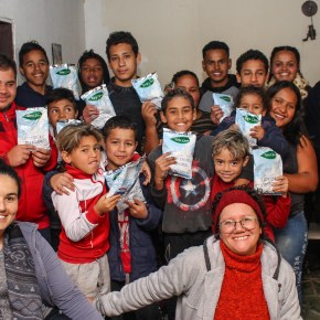 MST doa 400 quilos de leite em pó para iniciativas sociais no&nbsp;RS