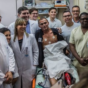 Paciente ‘fake’ sorrindo ao lado de Witzel chamou atenção durante inauguração de  hospital em&nbsp;Niterói