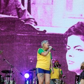 Rock in Rio: Banda Francisco, El Hombre faz o povo cantar e pular na Defesa de #LulaLivre e contra o&nbsp;bolsonarismo