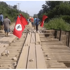 Famílias protestam em ponte sobre o Rio Vacacaí, em São&nbsp;Gabriel