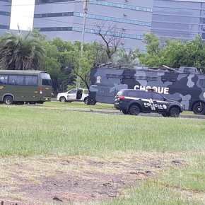 Quem deve, Teme! Escracho e vigília no TRF 4 assusta juízes que por sua vez fazem polícia passar vergonha&nbsp;(Vídeos)