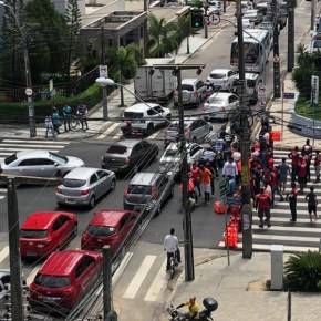 Sem direitos trabalhistas, Entregadores de aplicativos bloqueiam ruas em Fortaleza por morte em acidente de&nbsp;trabalho