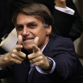 Como Bolsonaro difamou sexualmente uma jornalista e tirou o foco sobre celulares de miliciano&nbsp;morto