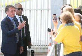 Bolsonaro critica governadores por ações contra Corona Virus e diz que fará “festinha” de&nbsp;aniversário