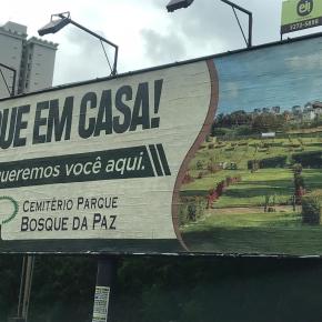 Tempos de Corona Vírus, mas seguem sendo tempos de criatividade: Fique em Casa.Não queremos Você aqui! OutDoor de&nbsp;Cemitério