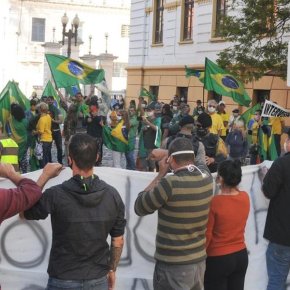 Grupos pró e contra Bolsonaro se defrontam no Centro de Porto&nbsp;Alegre