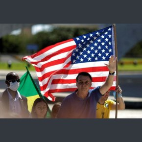 Bolsonaro leva bandeiras do EUA e Israel a rampa do Palácio do e ataca Congresso e STF em ato público&nbsp;(Vídeo)