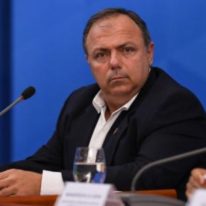 Ministro da Saúde interino obrigou soldado a puxar carroça no lugar de cavalo em&nbsp;quartel