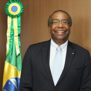 Desde que assumiu, chefe do FNDE, agora Ministro, viajou a cada quatro dias, não executou e não licitou um projeto&nbsp;sequer