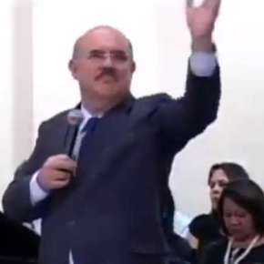 Novo Ministro da Educação acha que o homem deve IMPOR o rumo pra família e espancar os filhos pra “ensinar” pela dor&nbsp;(Vídeos)