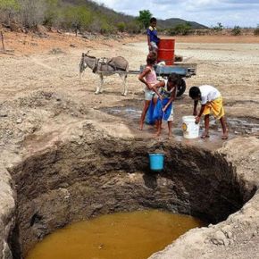 Pessoas com sede, açudes cercados. A realidade da privatização da&nbsp;água