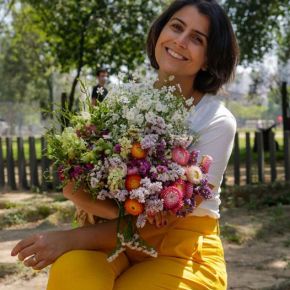 “Há flores em tudo que vejo” : A frase e a foto de Manuela D’Avila que substituem um discurso&nbsp;inteiro