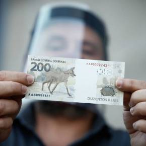 Guedes diz que criou a nota de R$ 200 pra que auxilio emergencial “não fique preso nas comunidades”