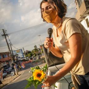Depois de  ataques misóginos em debate e de show de apoio de Caetano Veloso, Manuela desabafa nas&nbsp;Redes