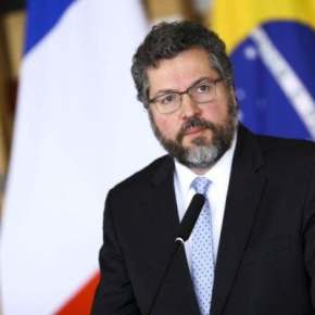 China pressiona por troca de Ernesto Araújo para liberar vacinas. E o sujeito não vale um celular. Troca&nbsp;logo!