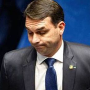 Escondido no armário! Machão da boca pra fora, Flávio Bolsonaro segue páginas gays nas&nbsp;redes