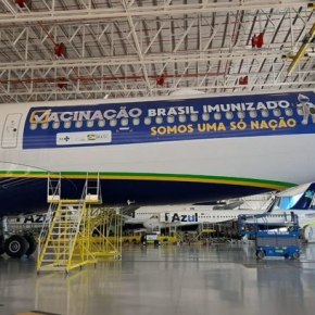 Avião que ia buscar vacina atrasa pra colocarem adesivo&nbsp;nele