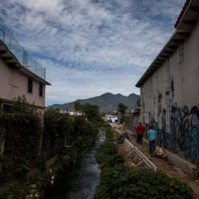 A Cidade que não tem água potável para o povo, mas produz muita Coca-cola que “custa o mesmo que a água”. É o preço da&nbsp;privatização!