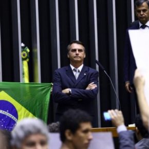 Pauta bomba armamentista no Congresso: Em live, Bolsonaro ameaça Governadores com povo armado pelo&nbsp;Brasil