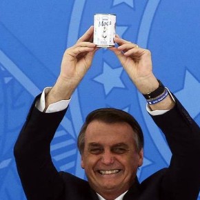 Em público, Bolsonaro trocou a caixa da cloroquina pela de leite condensado (Por Carlos&nbsp;Wagner)