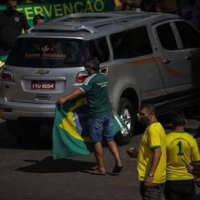 Miséria Humana: Em domingo de recorde de mortes no RS pessoas aglomeradas reverenciam carro&nbsp;fúnebre