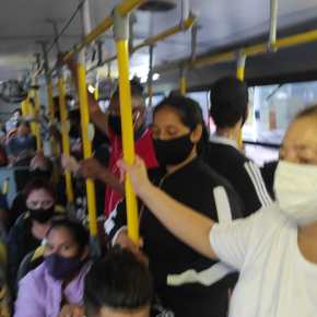 COVID-19 enlatada: ônibus de Porto Alegre são autorizados a transportar até 20 passageiros em pé (Veja as&nbsp;fotos)