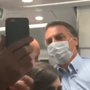 Piloto da Azul deve ser responsabilizado por invasão de Bolsonaro a avião. E a empresa que autorizou o&nbsp;circo?
