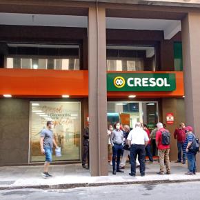 CRESOL tem tudo que tem nos outros Bancos. Mas aqui trabalhador é dono e custo é menor ! Leia e assista o&nbsp;vídeo: