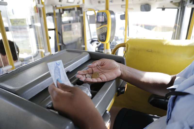 Quanto custa um cobrador de ônibus? (por Jones Rodrigues e Rodrigo ...