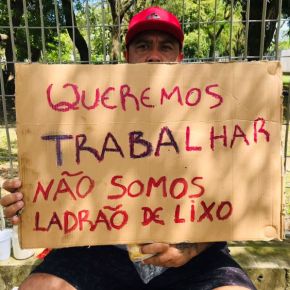 CATADORES DE MATERIAL RECICLAVEL  FAZEM MANIFESTAÇÃO EM FRENTE A CÂMARA DE VEREADORES DE PORTO&nbsp;ALEGRE