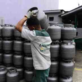 De que serve o “Vale-gás” da Petrobras, se o que falta é dinheiro pra comprar comida?? Em Defesa do Bolsa Família e do CADÚNICO&nbsp;!!!