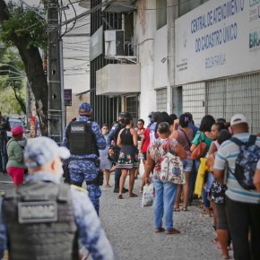 Governo deixa milhões sem renda e famílias tem que entrar “em fila da fila” pra se cadastrar no Auxilio&nbsp;Brasil