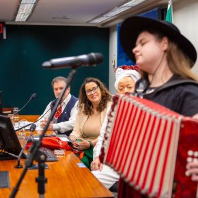 Jovem Gaiteira Canta e encanta com Música Gaúcha na Câmara dos Deputados. Leia e&nbsp;ouça: