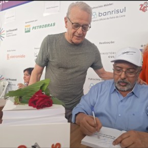 Senado Paim autografa mais de 700 livros na 71° Feira do Livro de Porto&nbsp;Alegre
