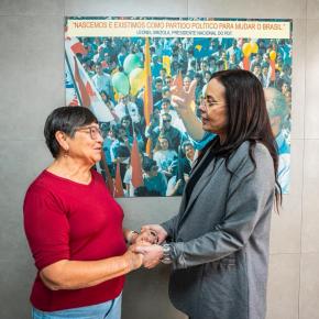 Aliança pela Escola Pública: Juliana Brizola recebe o apoio e sugestões da Professora Helenir&nbsp;Schürer